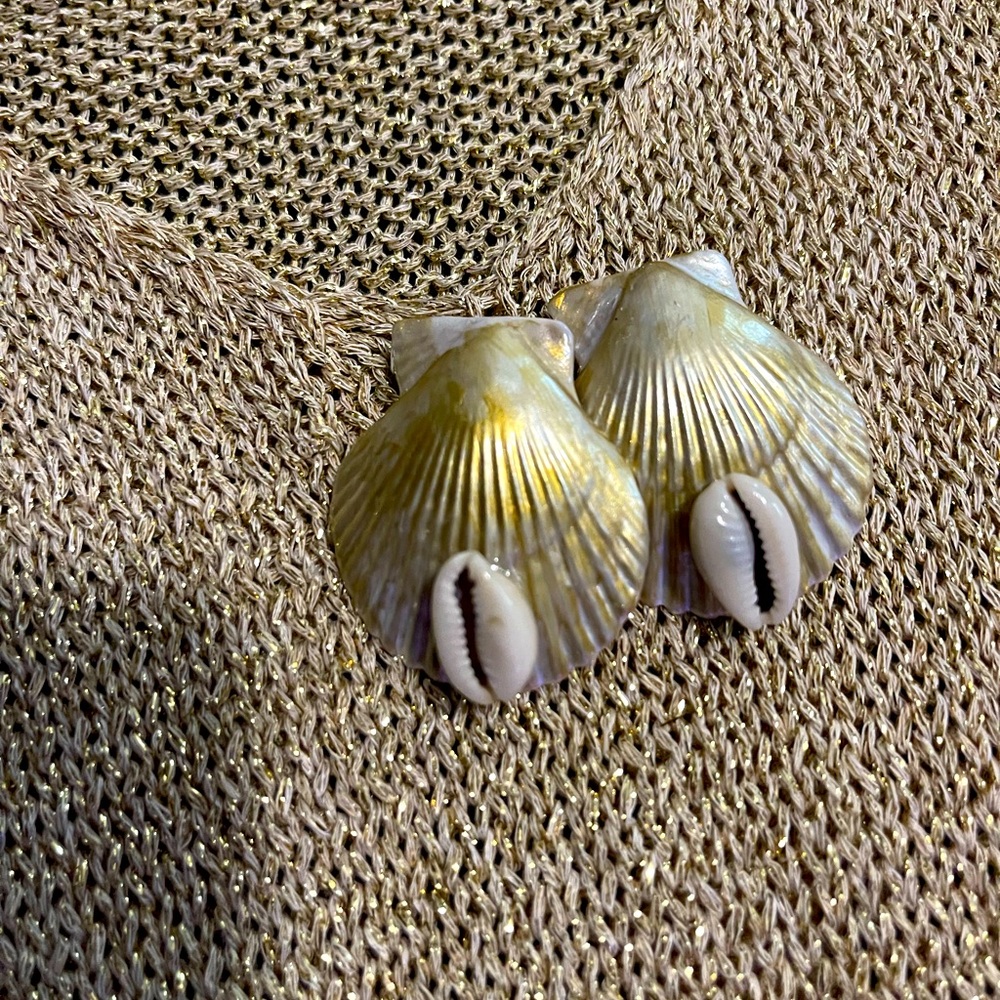 Off ivory white and gold accent double layered seashell design